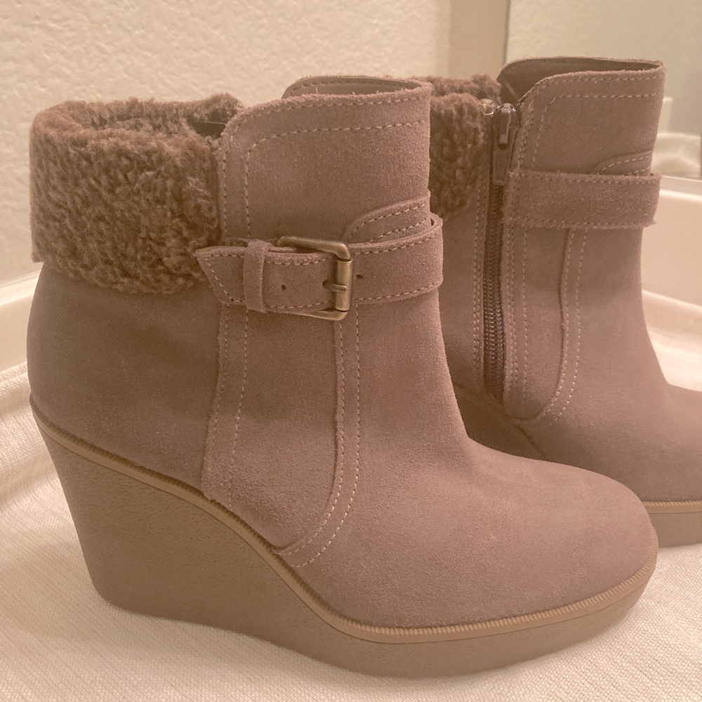 Flexi wedge heel suede light grey boots with zipper closure, size 7 1/2